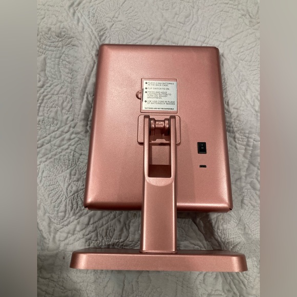 Rose gold, foldable light up mirror, batteries included, could run of a usb cord - Picture 5 of 5